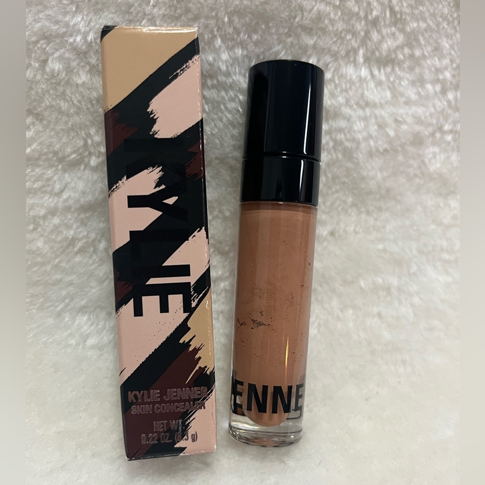 KYLIE JENNER SKIN CONCEALER